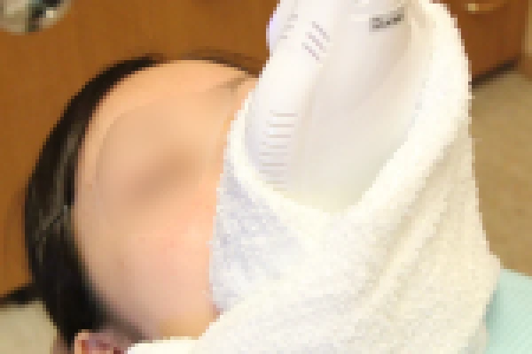 ジェルを塗りライトを当てるのを3回繰り返します